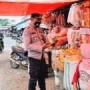 Teks foto : Kasat Binmas AKP Nursan Subagio bersama 2 personil lakukan pengecekan dan pengawasan distribusi Minyak Goreng (Migor) di setiap toko pasar bawah Bangko (foto/dok.Humas Polres Merangin).