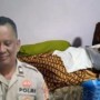 Teks foto : 1 dan Seorang kerabat olahraga sepakbola almarhum Aiptu Elzon (Elzon Fakhruzy bin Hasyim), menatap kali terakhir buat sosok Polisi terbaik, Sabtu (02/04/2022) petang.
