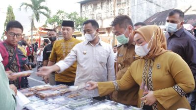 Usai Peresmian Pasar Ramadhan di Kota Bagansiapiapi, Bupati Afrizal Sintong Meninjau Tempat Jualan Sekaligus Membeli Takjil