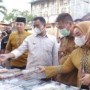 Teks foto : Bupati Afrizal Sintong beserta Ketua TP PKK Rokan Hilir Ny Sanimar S.Pd. didampingi Wakil Bupati Rohil Sulaiman Azhar, SS,MH, membeli Takjil di Pasar Ramadhan di kota Bagansiapiapi, Senin (4/4/2022).