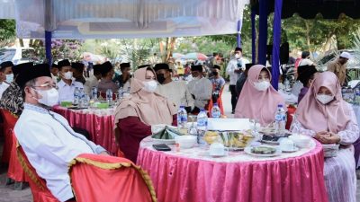 Perkuat Silaturrahmi, Bupati Kasmarni Buka Puasa di Mushalla Al-Muhlisin Bersama Masyarakat Desa Sungai Meranti