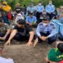 Teks foto : Kepala Lapas Bengkalis, Edi Mulyono serta Jajarannya bersama Kepala Rutan Dumai, Pance Panjaitan antar Muhammad Iqbal Santoso ke tempat istirahat terakhir (foto/dok.Humas @kanwilkemenkumhamriau)