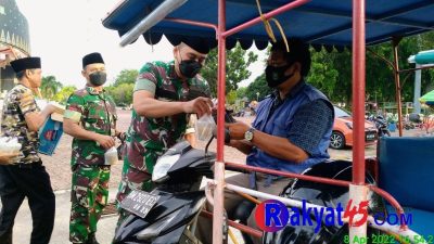 Menjelang Berbuka Puasa ke VI Tiba, Dandim 0303/Bengkalis Bagi – Bagi Takjil Kepada Warga
