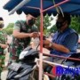Teks foto : Dandim 0303 Bengkalis Letkol Inf Endik Yunia Hermanto langsung bagi takjil kepada Becak motor (foto/dok.Indra).