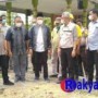 Teks foto : Gubernur Riau Drs H. Syamsuar, M.Si didampingi Wakil Bupati Bengkalis H. Bagus Santoso, S.Ag,.MP dan Kadis PUPR-PKPP Muh Arief Setiawan tinjau padat karya di depan Kantor Desa Penampi (foto/dok.Hamdan).