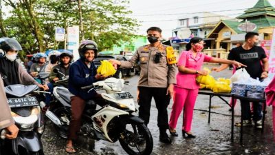 Kapolres Bersama Bhayangkari Polres Merangin Berbagi Takjil Buka Puasa Ramadhan 1443 H