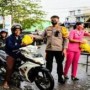 Teks foto : Kapolres AKBP Dewa Ngakan Nyoman Arinata.S.I.K,.M H bersama Ketua Bhayangkari Ny. Ayu Dewa Arinata.dan Bayangkari berbagi takjil (Istimewa).