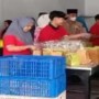 Teks foto : Sidak Tim Satgas Pangan mendapati pabrik roti yang lokasi usahanya kumuh dan kurang bersih (Istimewa).