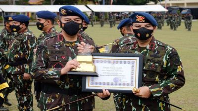 Kapolda Riau Berikan Penghargaan Kepada Kapolres Bengkalis Sebagai Pemenang Kategori Kamtibmas Terbaik Tahun 2022