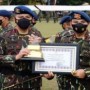 Teks foto : Kapolda Riau Irjen Mohammad Iqbal, S.I.K,.M,H berikan penghargaan Kapolres Bengkalis AKBP Indra Wijatmiko S.I.K sebagai pemenang kategori pengelolaan kamtibmas terbaik tahun 2022 (Istimewa).