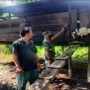 Teks foto : Koptu Ronny Rolyanda lihat perkembangan ternak kambing milik Husen yang berlokasi di Desa Batu Sumbang (foto/Suatu).