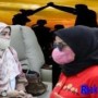 Teks foto : Ketua Komisi Perlindungan Anak (KPA) Provinsi Riau Dewi Arisanty berikan dukungan kepada Gisella Kartika (editor/Indra).