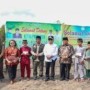 Teks foto : Ketua Umam Santri Tani NU T. Rusli Ahmad, SE, MM dan rombongan melakukan peletakan batu pertama pembangunan Pondok Pesantren Santri Tani Nahdatul Ulama di pulau Merbau (Istimewa).