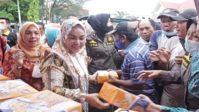Ketua TP PKK Rohil Sanimar Afrizal Secara Langsung Bagikan Takjil Kepada Masyarakat Bagansiapiapi