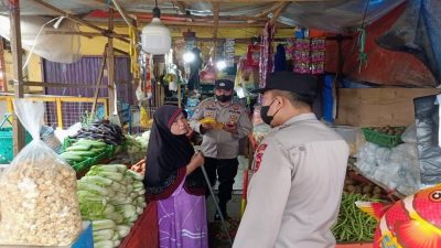Personil Sat Binmas Melaksanakan Pengecekan Stok dan Harga Migor dan Sembako