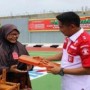 Teks foto : Kalapas Bengkalis Edi Mulyono menyerahkan  secara langsung Gerobak Usaha kepada Ibu Suliyana dan Yusnidar.(foto/dokumentasi.Humas Lapas Bengkalis