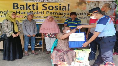 Kalapas Kelas IIB Pasir Pangaraian Giat Bakti Sosial Bagi-Bagi Sembako Kepada Masyarakat Sekitar