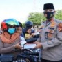 Teks foto : Kapolres Bengkalis AKBP Indra Wijatmiko, S.I.K, bagi takjil berbuka puasa masyarakat melintasii di lapangan Tugu Bengkalis kota (istimewa).