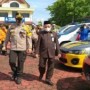 Teks foto : Kapolres AKBP Indra Wijatmiko bersama Sekda Bengkalis Bustami HY melihat persiapan mobil yang akan dioperasikan (foto/dokumentasi.Indra).