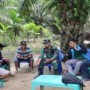 Teks foto : Dandim 0303/Bengkalis Letkol. Inf. Endik Yunita berikan pengarahan kepada para prajuritnya serta warga yang ikut bergotong royong (istimewa).