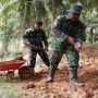 Teks foto : Satgas TMMD 113 mengerjakan perbaikan jalan di Desa Semunai (Istimewa).