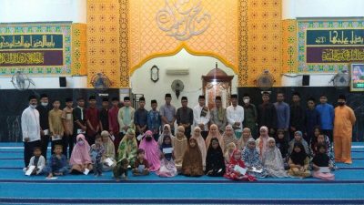 Malam ke-23 Ramadhan 1443 H, Masjid Al-Mubarak Serahkan Santunan Kepada 49 0rang Anak Yatim