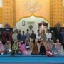 Teks foto : Pengurus Masjid Al-Mubarak foto bersama 49 orang Anak Yatim lingkungan Masjid Al-Mubarak (foto/dokumentasi.Indra).