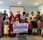 Teks foto : Sesi foto bersama PT. Medco E&P Malaka dengan Anak Yatim (foto/dok.Susi).