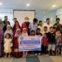 Teks foto : Sesi foto bersama PT. Medco E&P Malaka dengan Anak Yatim (foto/dok.Susi).