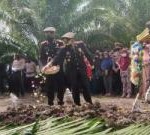 Teks foto : Kapolres Bengkalis, AKBP Indra Wijatmiko, S.I.K didampingi Wakapolres Bengkalis Kompol Irnanda Oktora, S.I.K,.M.I.K, dan Beberapa Perwira Polres Bengkalis melakukann Tabur Bunga di makam almarhum Aiptu Elzon Fahruzi, Ahad (03/04/2022).