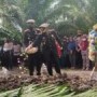 Teks foto : Kapolres Bengkalis, AKBP Indra Wijatmiko, S.I.K didampingi Wakapolres Bengkalis Kompol Irnanda Oktora, S.I.K,.M.I.K, dan Beberapa Perwira Polres Bengkalis melakukann Tabur Bunga di makam almarhum Aiptu Elzon Fahruzi, Ahad (03/04/2022).