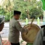 Kapolres Bengkalis AKBP Indra Wijatmiko, S.I.K bersama Pengurus Masjid Al-Munawaroh memukul beduk tanda masuk nya waktu buka Puasa (foto/dok.Humas Polres Bengkalis).