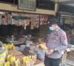 Teks foto : Kasat Binmas AKP Nursan Subagio sedang mengecek minyak goreng di toko-toko dan Pasar baru Bangko (foto/dok.Satbinmas Polres Merangin).