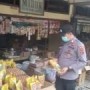 Teks foto : Kasat Binmas AKP Nursan Subagio sedang mengecek minyak goreng di toko-toko dan Pasar baru Bangko (foto/dok.Satbinmas Polres Merangin).