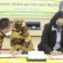 Teks foto : Bupati Rohil Afrizal Sintong dan Kejari Rohil Yuliarni Appy, teken MoU, Kamis (7/4/2022) lantai empat kantor BPKAD Bagansiapiapi