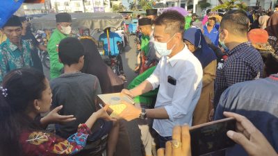Bupati Afrizal Sintong Bagikan Takjil ke Pengendara Becak di Depan Kantor BPKAD Rohil