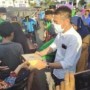 Teks foto : Bupati Rohil Afrizal Sintong bagi Takjil di depan kantor BPKAD Rohil langsung di serbu Masyarakat (Istimewa)