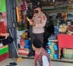 Teks foto : Kasat binmas Polres Merangin AKP Nursan Subagio sedang melakukan pengecekan di toko toko (foto/dok.Humas Polres Merangin).