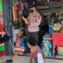 Teks foto : Kasat binmas Polres Merangin AKP Nursan Subagio sedang melakukan pengecekan di toko toko (foto/dok.Humas Polres Merangin).