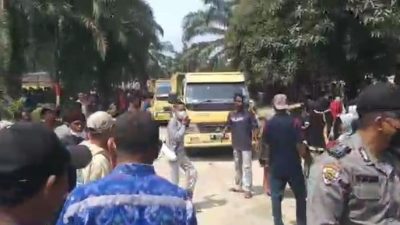 Ribuan Masyarakat Kota Intan Demo Menuntut Pola KKPA ke PT EDI Sekaligus Blokir Akses Perusahaan