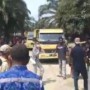 Teks foto : Ribuan masyarakat Kota Intan Demo