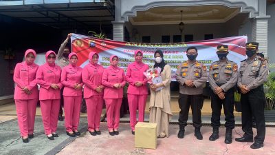 HUT Bhayangkara Ke -76, Polresta Pekanbaru Beserta Bhayangkari Kunjungi Keluarga Purnawirawan.