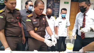 Kejaksaan Negeri Tanggamus Musnahkan BB Narkoba dan Ribuan Rokok Ilegal