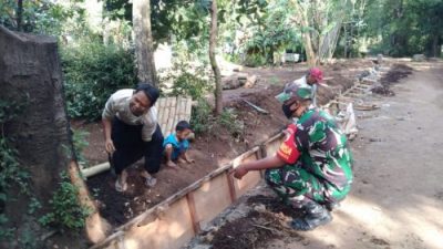Koramil Wonomerto Pantau Progres Pembangunan Saluran Irigasi