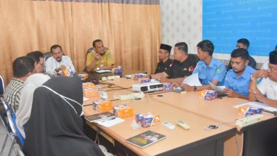 Difasilitasi Diskominfotik Bengkalis, KI Riau Serahkan SAQ ke Sejumlah Badan Publik