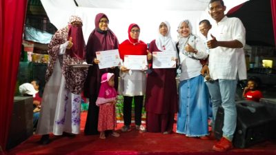 Malam Puncak HUT RI ke 77 Ketua RT 08 Puri Indah Kualu Terima Penghargaan Dari Warga