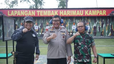 Kepala BNN RI Komjen Petrus Golose Sempatkan Latihan Menembak di Mako Brimob Pada Kunjungan Kerjanya ke Riau
