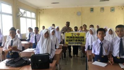 Polsek Sekupang Berikan Pembinaan Kenakalan Remaja dan Disiplin Berlalu Lintas SMPN 56 Kel.Tiban Lama