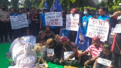 Gelar Aksi Damai, Masa Tuntut Wali Kota Kediri Tegas Copot Kepala Dinas Pendidikan Kota Kediri