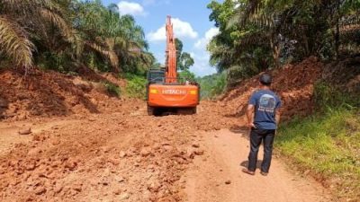 Viral Kepala Desa Mekar Limau Manis Perbaiki Jalan Dengan Dana Apa Adanya dan Dibantu Oleh Para Donatur